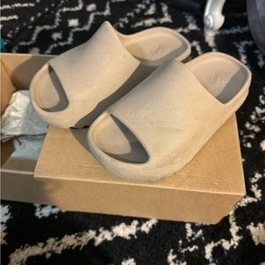 Yeezy kids slide used size 1